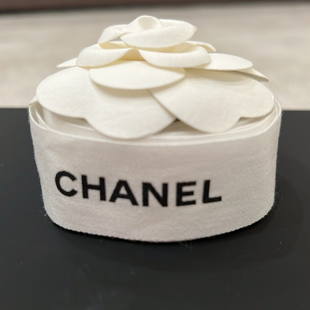 Chanel Ribbon with Flower - Picture 3 of 7